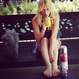 Nicole Neumann feet photo thumbnail