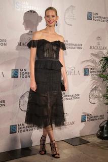 Karolina Kurkova feet photo thumbnail