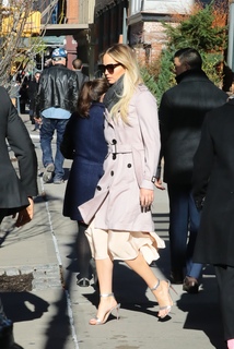 Jennifer Lawrence feet photo thumbnail