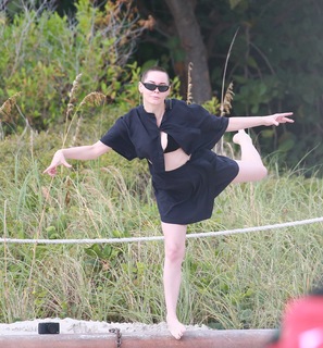 Rose McGowan feet photo thumbnail