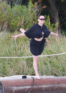Rose McGowan feet photo thumbnail