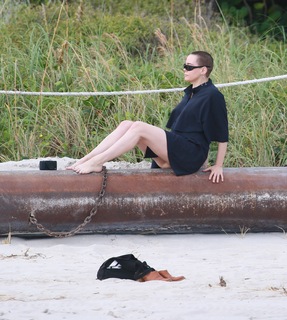 Rose McGowan feet photo thumbnail
