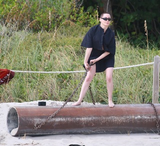 Rose McGowan feet photo thumbnail