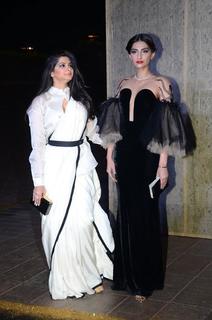 Sonam Kapoor feet photo thumbnail
