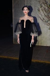 Sonam Kapoor feet photo thumbnail