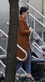 Anne Hathaway feet photo thumbnail