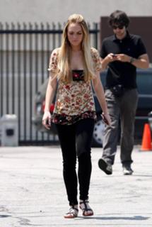Lindsay Lohan feet photo thumbnail