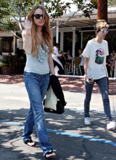 Lindsay Lohan feet photo thumbnail