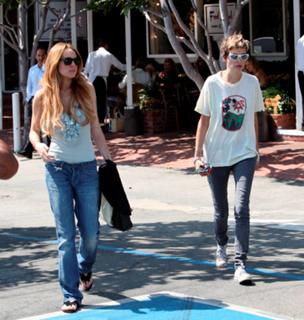 Lindsay Lohan feet photo thumbnail