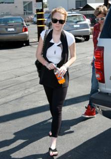 Lindsay Lohan feet photo thumbnail