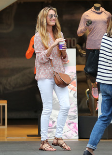 Cat Deeley feet photo thumbnail