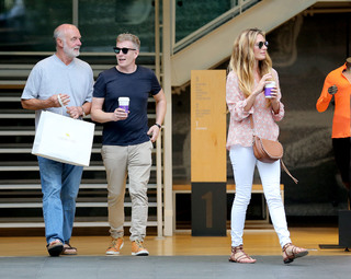 Cat Deeley feet photo thumbnail
