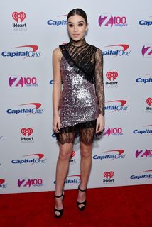 Hailee Steinfeld feet photo thumbnail