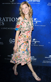 Elizabeth Banks feet photo thumbnail