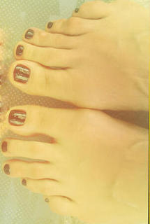 Mariska Hargitay feet photo thumbnail