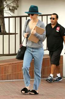 Kaley Cuoco feet photo thumbnail