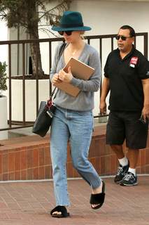 Kaley Cuoco feet photo thumbnail