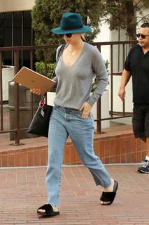 Kaley Cuoco feet photo thumbnail