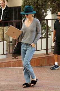 Kaley Cuoco feet photo thumbnail