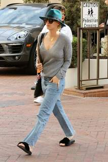 Kaley Cuoco feet photo thumbnail
