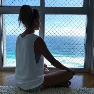 Deborah Secco feet photo thumbnail