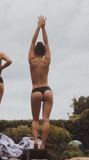 Maisie Williams feet photo thumbnail