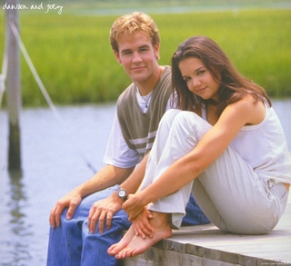 Katie Holmes feet photo thumbnail