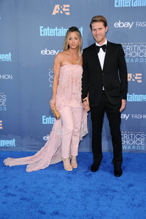 Kaley Cuoco feet photo thumbnail