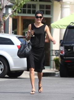 Angie Harmon feet photo thumbnail