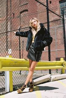 Hailey Bieber feet photo thumbnail