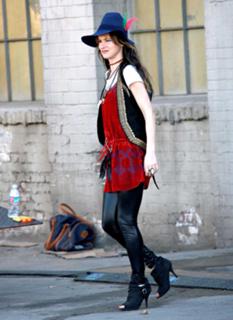 Juliette Lewis feet photo thumbnail