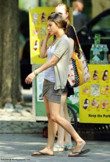 Mila Kunis feet photo thumbnail
