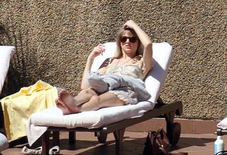 Taylor Swift feet photo thumbnail