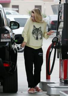 Kaley Cuoco feet photo thumbnail