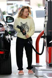 Kaley Cuoco feet photo thumbnail