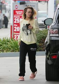 Kaley Cuoco feet photo thumbnail