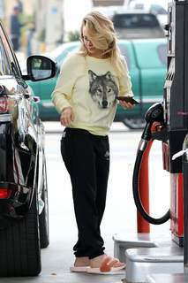 Kaley Cuoco feet photo thumbnail