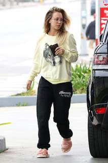 Kaley Cuoco feet photo thumbnail