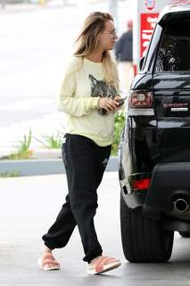 Kaley Cuoco feet photo thumbnail