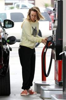 Kaley Cuoco feet photo thumbnail
