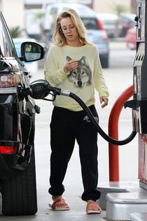 Kaley Cuoco feet photo thumbnail