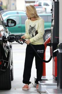 Kaley Cuoco feet photo thumbnail