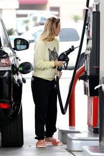 Kaley Cuoco feet photo thumbnail