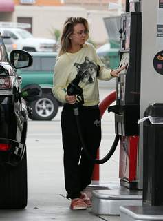 Kaley Cuoco feet photo thumbnail