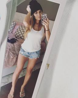 Jessie James Decker feet photo thumbnail