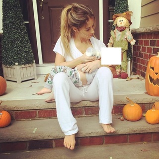 Jessie James Decker feet photo thumbnail
