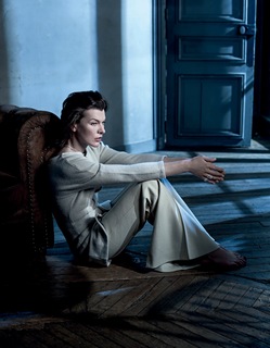 Milla Jovovich feet photo thumbnail