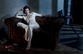 Milla Jovovich feet photo thumbnail
