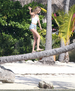 Josephine Skriver feet photo thumbnail