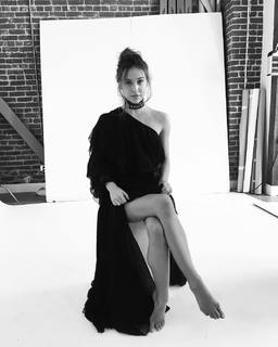 Alexis Ren feet photo thumbnail